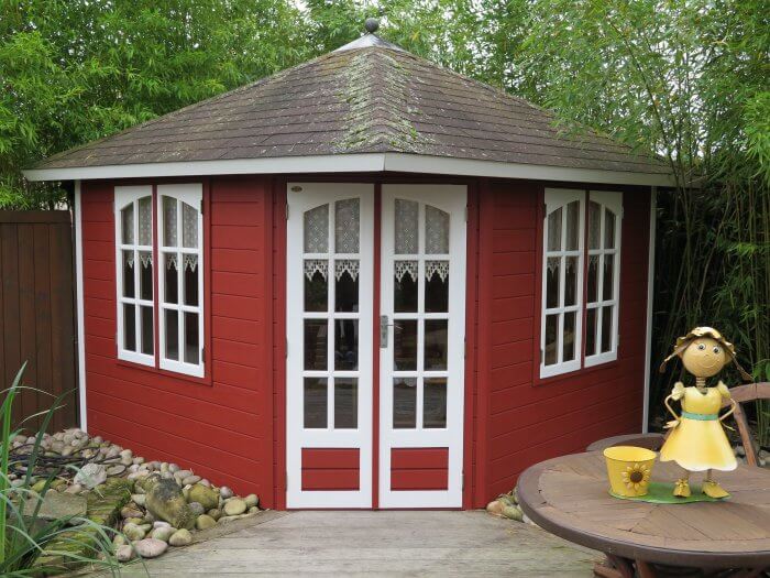 Abri de jardin peinte en rouge suédois