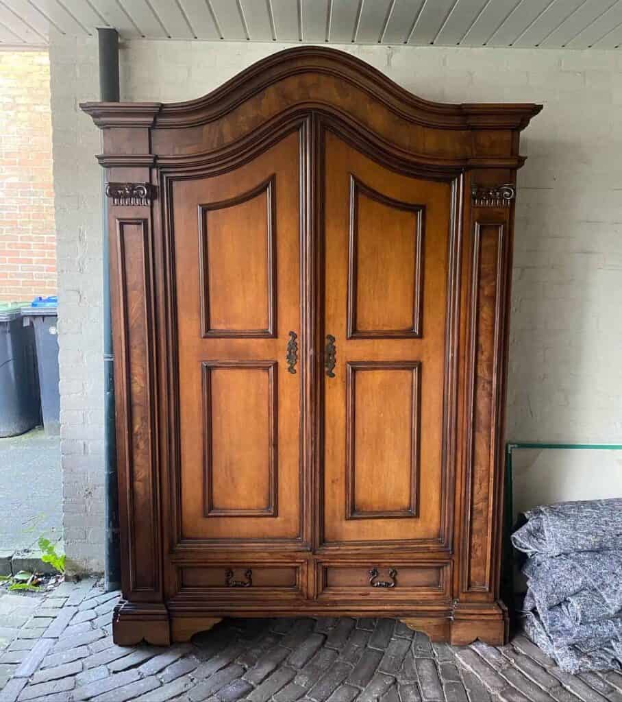 peindre l'armoire en bleu