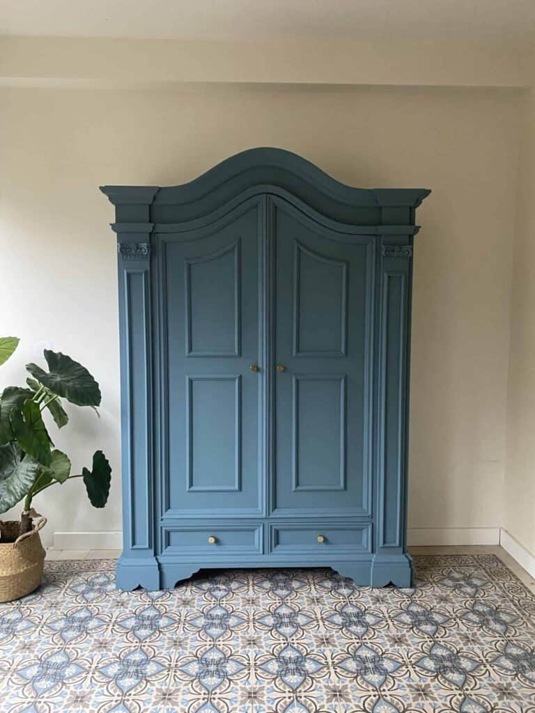 peindre l'armoire en bleu