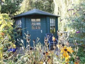 Abri de jardin vert foncé