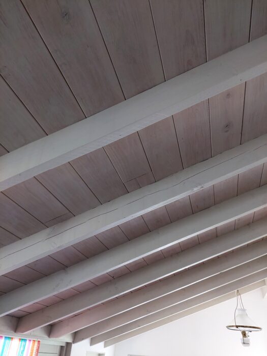 Peindre un plafond en bois