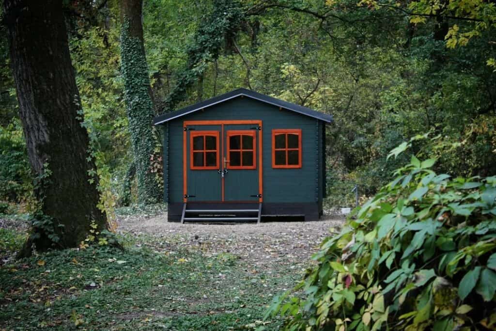 abri de jardin vert foncé