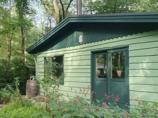 maison teintée en deux tons de vert
