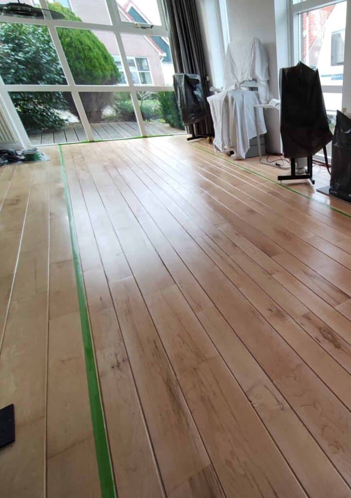 Parquet en érable dur verni avec du Topp