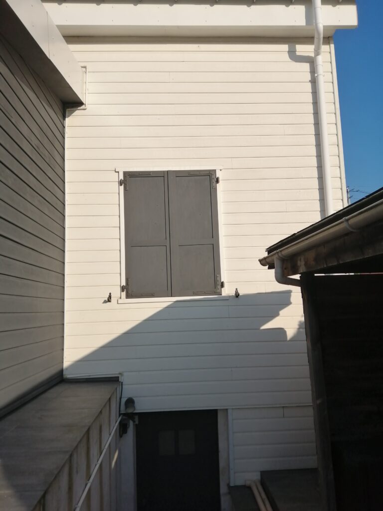 peinture de volets en bois gris