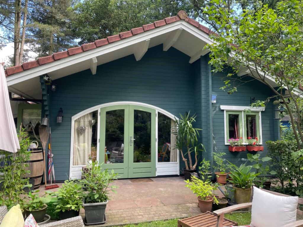 peinture d'un chalet coloré